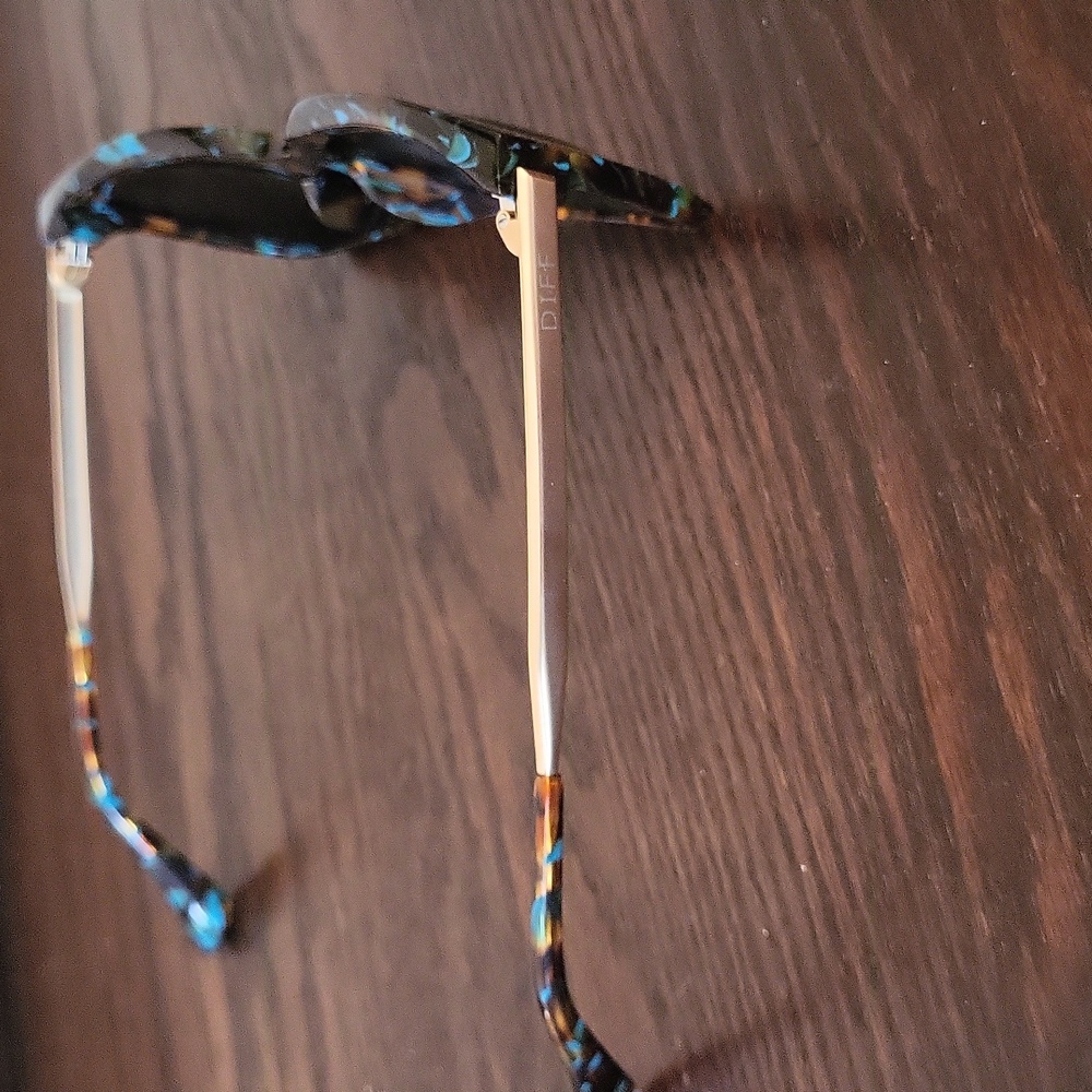 Diff Sunglasses With Diff Case - image 3